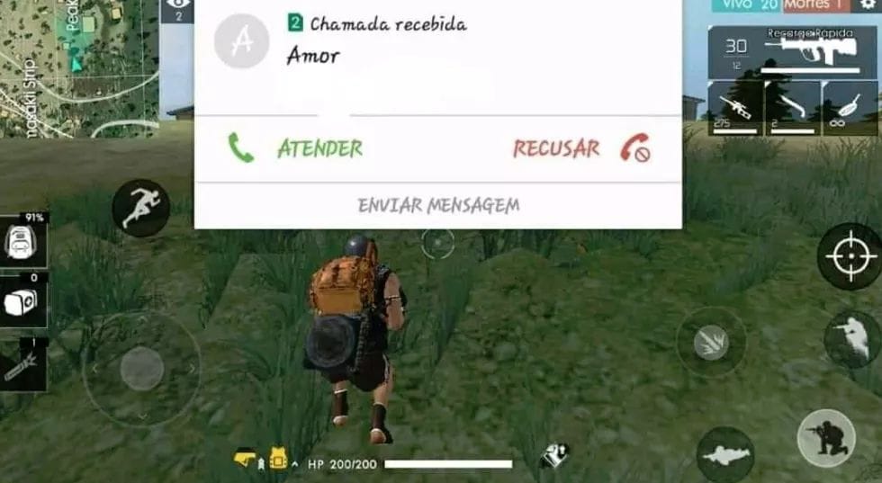 Eitxa! Foco no objetivo ou atende a namorada? Difícil escolha.